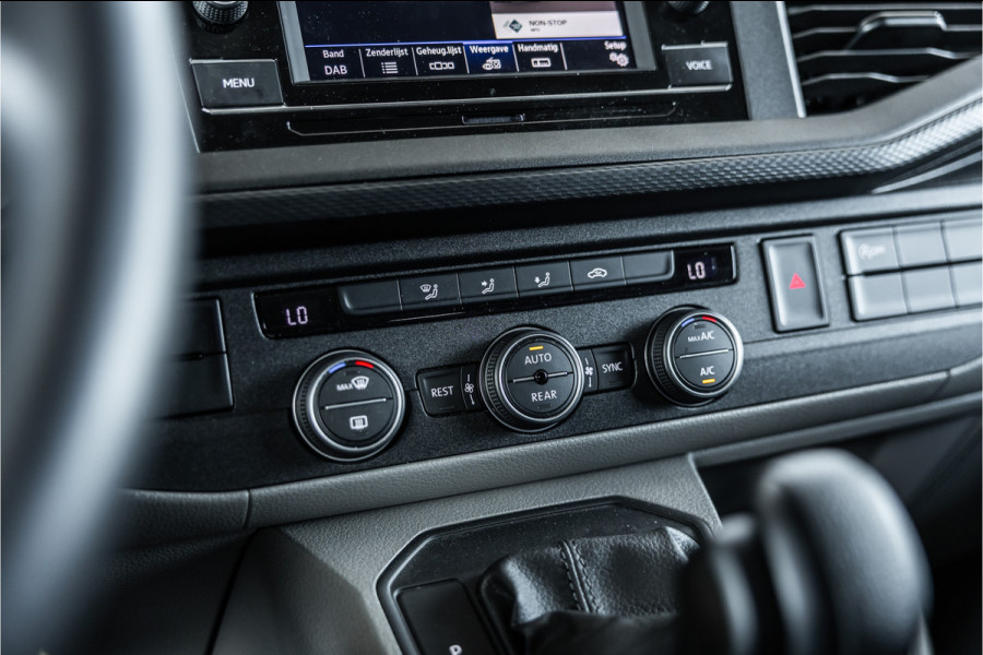 Volkswagen Transporter T6.1 2.0 TDI L2H1 DC Caravelle | Dubbel cabine | Two-tone | CarPlay | Camera | MF Stuur | Cruise control | Climate control | 6-zitter | BPM vrij | Nieuwe APK | Dealer onderhouden