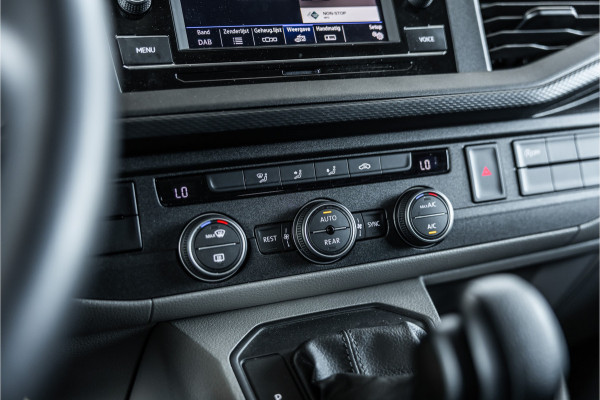 Volkswagen Transporter T6.1 2.0 TDI L2H1 DC Caravelle | Dubbel cabine | Two-tone | CarPlay | Camera | MF Stuur | Cruise control | Climate control | 6-zitter | BPM vrij | Nieuwe APK | Dealer onderhouden