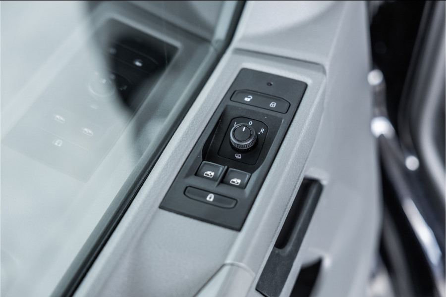 Volkswagen Transporter T6.1 2.0 TDI L2H1 DC Caravelle | Dubbel cabine | Two-tone | CarPlay | Camera | MF Stuur | Cruise control | Climate control | 6-zitter | BPM vrij | Nieuwe APK | Dealer onderhouden