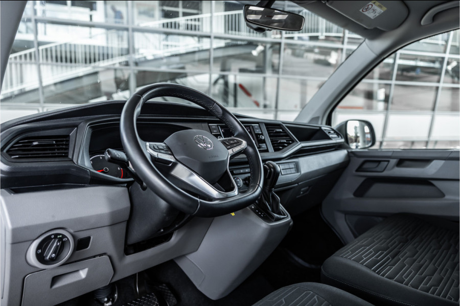 Volkswagen Transporter T6.1 2.0 TDI L2H1 DC Caravelle | Dubbel cabine | Two-tone | CarPlay | Camera | MF Stuur | Cruise control | Climate control | 6-zitter | BPM vrij | Nieuwe APK | Dealer onderhouden