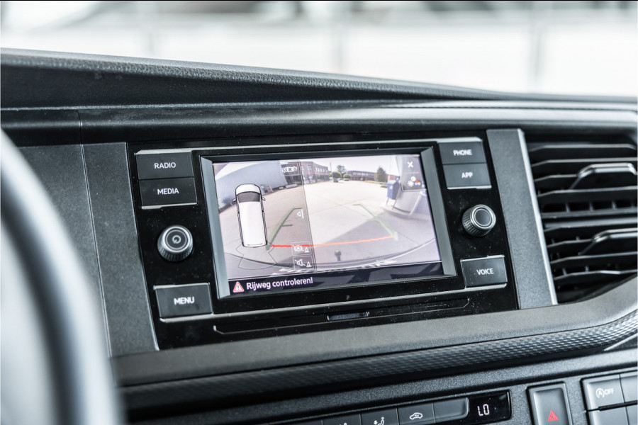 Volkswagen Transporter T6.1 2.0 TDI L2H1 DC Caravelle | Dubbel cabine | Two-tone | CarPlay | Camera | MF Stuur | Cruise control | Climate control | 6-zitter | BPM vrij | Nieuwe APK | Dealer onderhouden