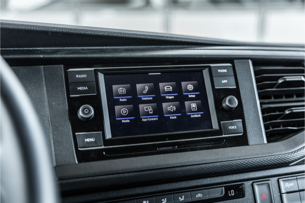 Volkswagen Transporter T6.1 2.0 TDI L2H1 DC Caravelle | Dubbel cabine | Two-tone | CarPlay | Camera | MF Stuur | Cruise control | Climate control | 6-zitter | BPM vrij | Nieuwe APK | Dealer onderhouden
