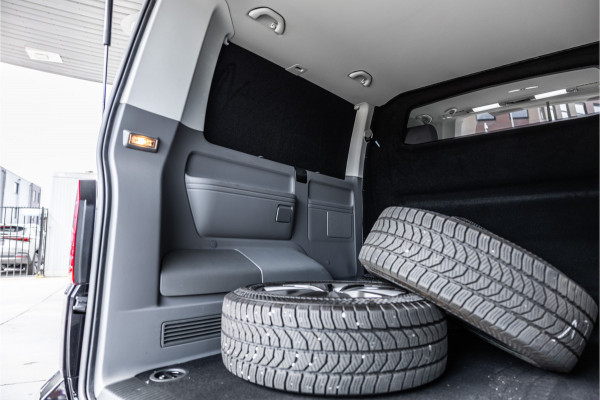 Volkswagen Transporter T6.1 2.0 TDI L2H1 DC Caravelle | Dubbel cabine | Two-tone | CarPlay | Camera | MF Stuur | Cruise control | Climate control | 6-zitter | BPM vrij | Nieuwe APK | Dealer onderhouden