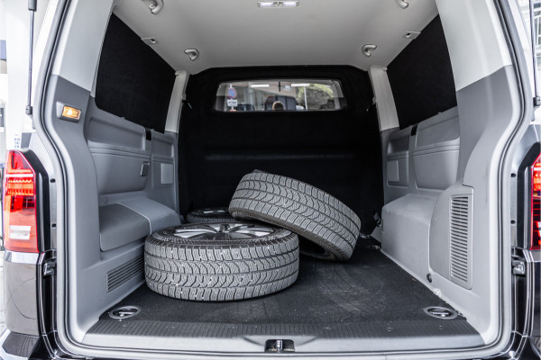 Volkswagen Transporter T6.1 2.0 TDI L2H1 DC Caravelle | Dubbel cabine | Two-tone | CarPlay | Camera | MF Stuur | Cruise control | Climate control | 6-zitter | BPM vrij | Nieuwe APK | Dealer onderhouden
