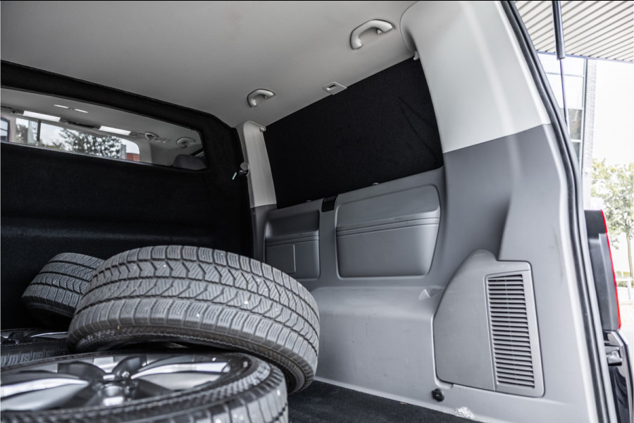 Volkswagen Transporter T6.1 2.0 TDI L2H1 DC Caravelle | Dubbel cabine | Two-tone | CarPlay | Camera | MF Stuur | Cruise control | Climate control | 6-zitter | BPM vrij | Nieuwe APK | Dealer onderhouden