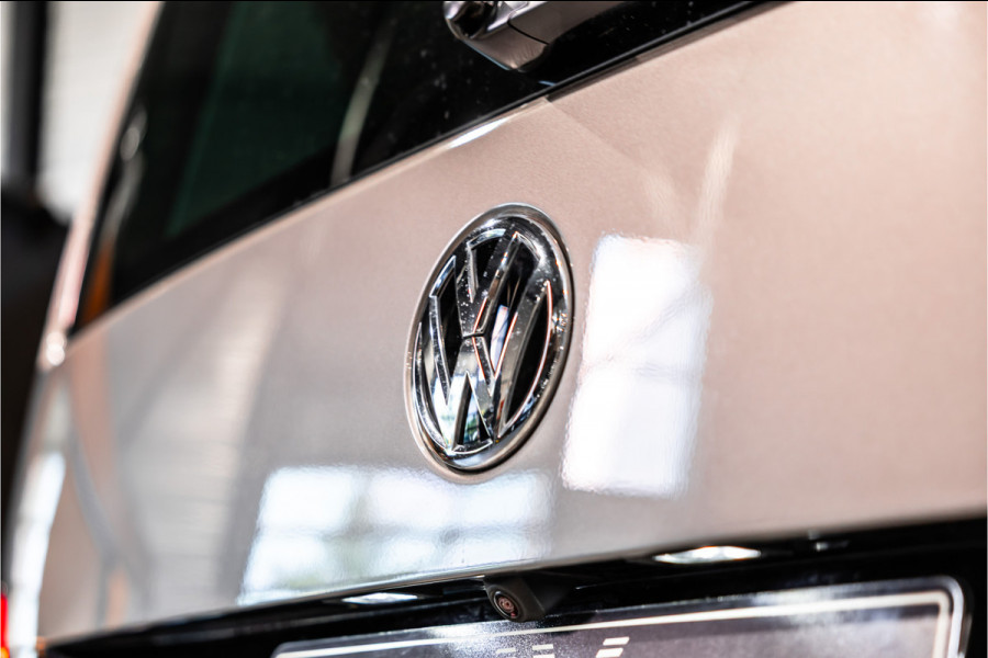 Volkswagen Transporter T6.1 2.0 TDI L2H1 DC Caravelle | Dubbel cabine | Two-tone | CarPlay | Camera | MF Stuur | Cruise control | Climate control | 6-zitter | BPM vrij | Nieuwe APK | Dealer onderhouden