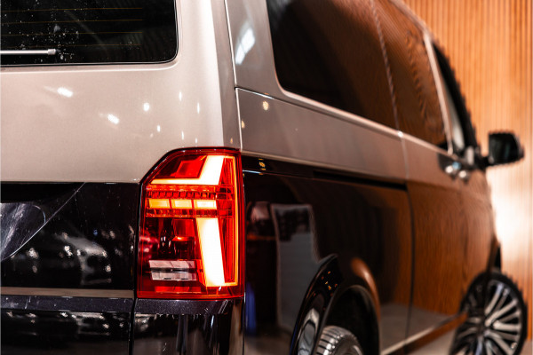 Volkswagen Transporter T6.1 2.0 TDI L2H1 DC Caravelle | Dubbel cabine | Two-tone | CarPlay | Camera | MF Stuur | Cruise control | Climate control | 6-zitter | BPM vrij | Nieuwe APK | Dealer onderhouden
