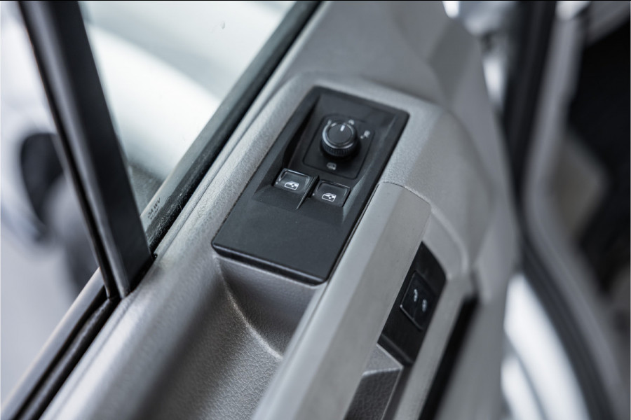 Volkswagen Crafter 2.0 TDI L3H2 | Automaat | CarPlay | Camera | Betimmering | MF Stuur | Cruise control | Stoelverwarming | Nieuwe APK | Dealer onderhouden | BPM Vrij | Euro 6