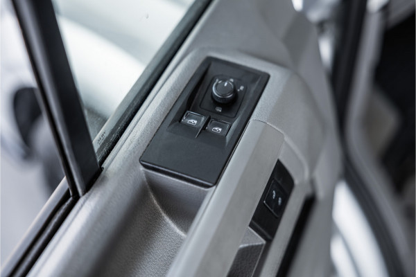 Volkswagen Crafter 2.0 TDI L3H2 | Automaat | CarPlay | Camera | Betimmering | MF Stuur | Cruise control | Stoelverwarming | Nieuwe APK | Dealer onderhouden | BPM Vrij | Euro 6