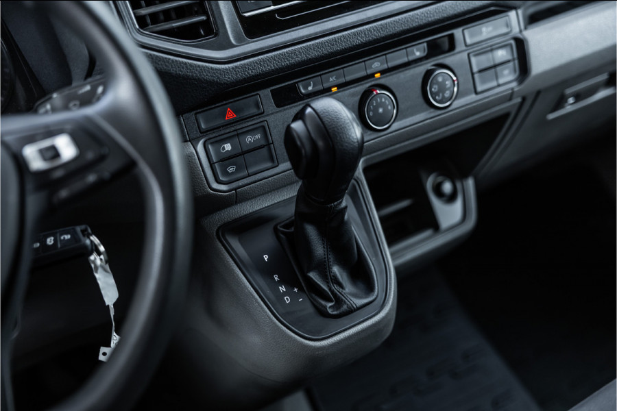 Volkswagen Crafter 2.0 TDI L3H2 | Automaat | CarPlay | Camera | Betimmering | MF Stuur | Cruise control | Stoelverwarming | Nieuwe APK | Dealer onderhouden | BPM Vrij | Euro 6