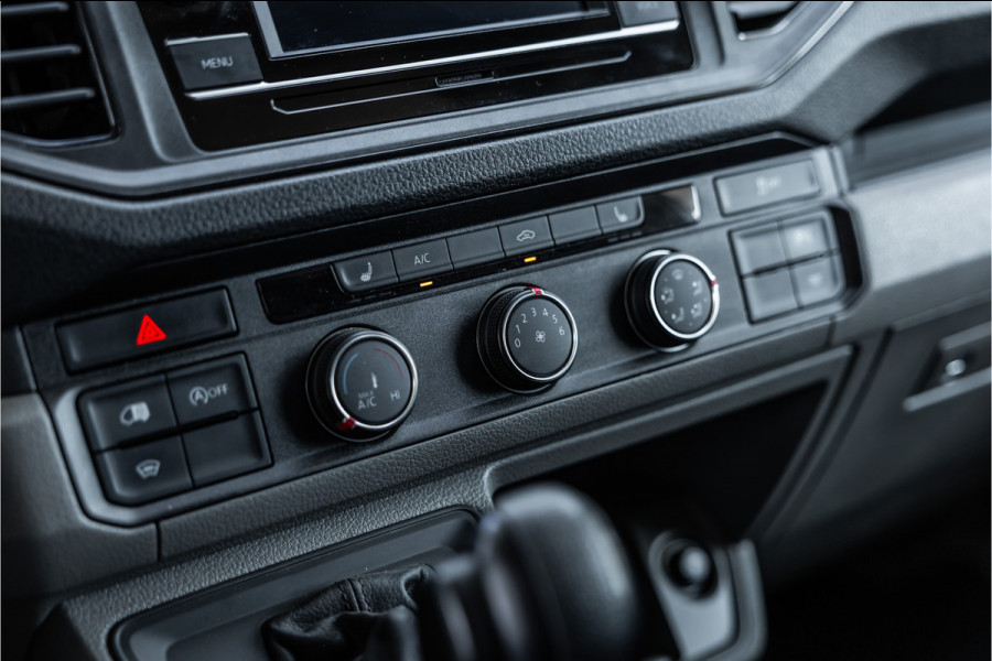 Volkswagen Crafter 2.0 TDI L3H2 | Automaat | CarPlay | Camera | Betimmering | MF Stuur | Cruise control | Stoelverwarming | Nieuwe APK | Dealer onderhouden | BPM Vrij | Euro 6