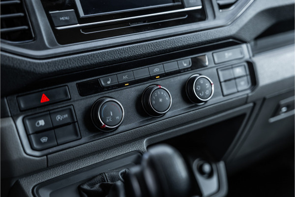Volkswagen Crafter 2.0 TDI L3H2 | Automaat | CarPlay | Camera | Betimmering | MF Stuur | Cruise control | Stoelverwarming | Nieuwe APK | Dealer onderhouden | BPM Vrij | Euro 6