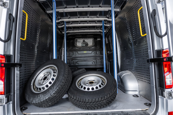 Volkswagen Crafter 2.0 TDI L3H2 | Automaat | CarPlay | Camera | Betimmering | MF Stuur | Cruise control | Stoelverwarming | Nieuwe APK | Dealer onderhouden | BPM Vrij | Euro 6