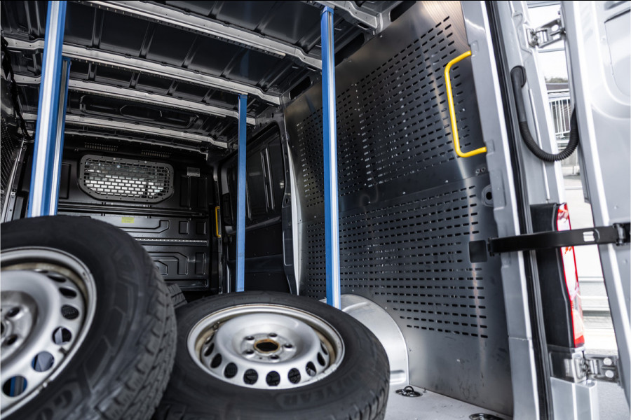 Volkswagen Crafter 2.0 TDI L3H2 | Automaat | CarPlay | Camera | Betimmering | MF Stuur | Cruise control | Stoelverwarming | Nieuwe APK | Dealer onderhouden | BPM Vrij | Euro 6