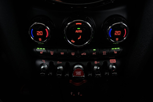 MINI 5-deurs 1.5 Cooper Chili (PANORAMADAK, STOELVERWARMING, H/K AUDIO, DEALER ONDERHOUDEN)