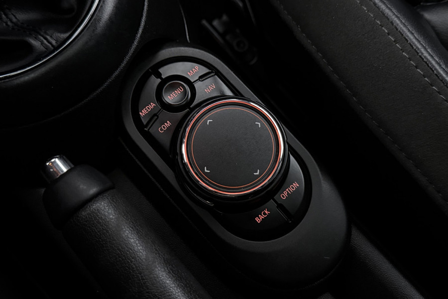 MINI 5-deurs 1.5 Cooper Chili (PANORAMADAK, STOELVERWARMING, H/K AUDIO, DEALER ONDERHOUDEN)