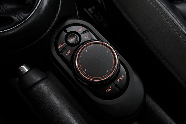 MINI 5-deurs 1.5 Cooper Chili (PANORAMADAK, STOELVERWARMING, H/K AUDIO, DEALER ONDERHOUDEN)