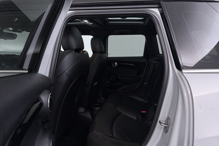 MINI 5-deurs 1.5 Cooper Chili (PANORAMADAK, STOELVERWARMING, H/K AUDIO, DEALER ONDERHOUDEN)
