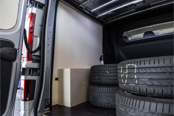 Renault Trafic 2.0 Blue dCi 170 PK L2H1 DC | Dubbel cabine | Camera | CarPlay | Navigatie | Betimmering | Trekhaak | Stoelverwarming | Virtual Cockpit | 5-Zitter| NAP Logisch