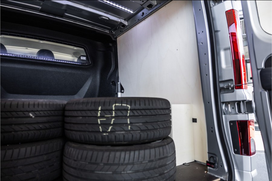 Renault Trafic 2.0 Blue dCi 170 PK L2H1 DC | Dubbel cabine | Camera | CarPlay | Navigatie | Betimmering | Trekhaak | Stoelverwarming | Virtual Cockpit | 5-Zitter| NAP Logisch