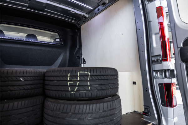 Renault Trafic 2.0 Blue dCi 170 PK L2H1 DC | Dubbel cabine | Camera | CarPlay | Navigatie | Betimmering | Trekhaak | Stoelverwarming | Virtual Cockpit | 5-Zitter| NAP Logisch