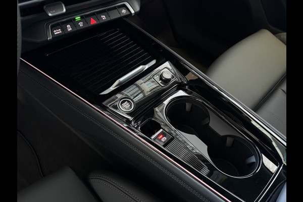 Audi Q3 1.5 e-hybrid |S edition | 272pk | Leer | Pano | Trekhaak | Stoel/Stuur verw | Matrix Led | 20'' Lmv S Line | S-Line | S-edtion