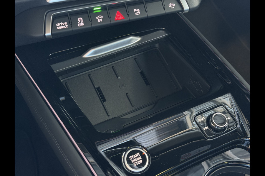 Audi Q3 1.5 e-hybrid |S edition | 272pk | Leer | Pano | Trekhaak | Stoel/Stuur verw | Matrix Led | 20'' Lmv S Line | S-Line | S-edtion