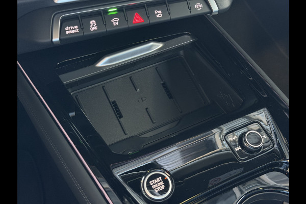 Audi Q3 1.5 e-hybrid |S edition | 272pk | Leer | Pano | Trekhaak | Stoel/Stuur verw | Matrix Led | 20'' Lmv S Line | S-Line | S-edtion