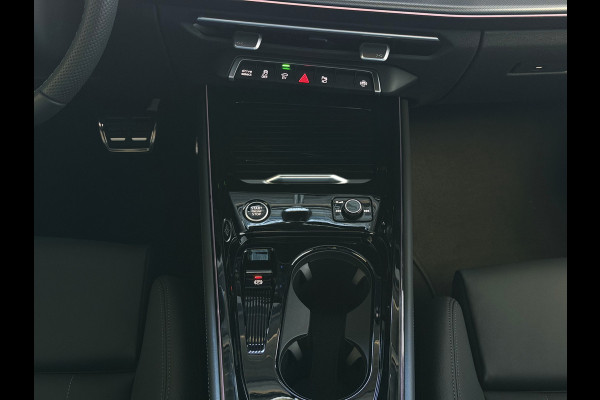 Audi Q3 1.5 e-hybrid |S edition | 272pk | Leer | Pano | Trekhaak | Stoel/Stuur verw | Matrix Led | 20'' Lmv S Line | S-Line | S-edtion