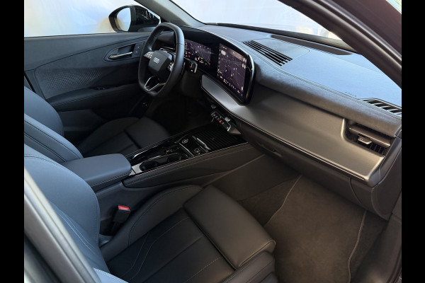 Audi Q3 1.5 e-hybrid |S edition | 272pk | Leer | Pano | Trekhaak | Stoel/Stuur verw | Matrix Led | 20'' Lmv S Line | S-Line | S-edtion