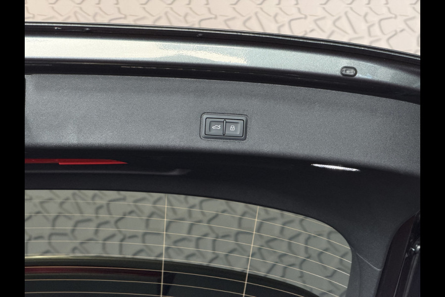 Audi Q3 1.5 e-hybrid |S edition | 272pk | Leer | Pano | Trekhaak | Stoel/Stuur verw | Matrix Led | 20'' Lmv S Line | S-Line | S-edtion