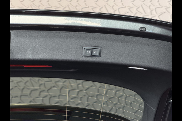 Audi Q3 1.5 e-hybrid |S edition | 272pk | Leer | Pano | Trekhaak | Stoel/Stuur verw | Matrix Led | 20'' Lmv S Line | S-Line | S-edtion