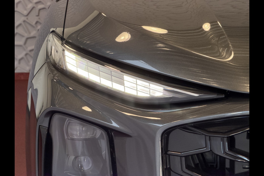 Audi Q3 1.5 e-hybrid |S edition | 272pk | Leer | Pano | Trekhaak | Stoel/Stuur verw | Matrix Led | 20'' Lmv S Line | S-Line | S-edtion