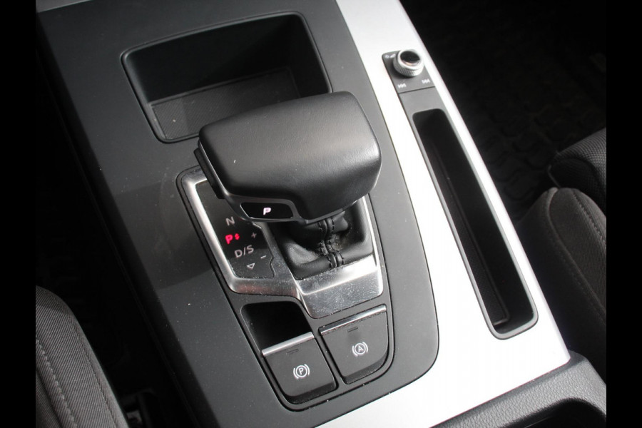 Audi Q5 50 TFSI e quattro S edition Climate control Adaptieve cruise control Led Apple Carplay/ Android Auto Parkeersensoren Verwarmde voorstoelen Keyless Lane assist Lichtmetalen velgen