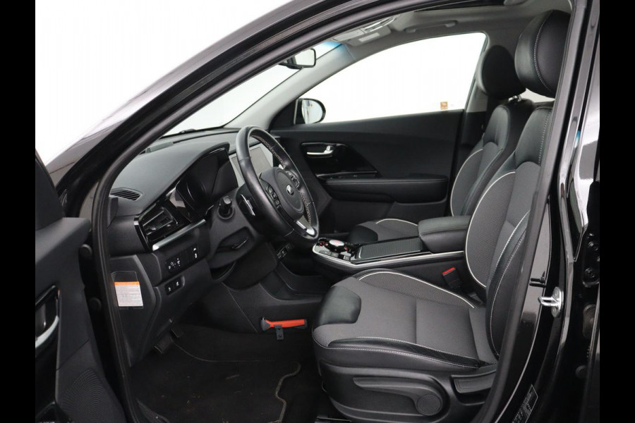 Kia e-Niro DynamicPlusLine 64 kWh | SOH 95.2% | Panoramadak | Half Leder | Adaptive cruise | Stuur/stoel verwarming | Camera | Park assist | Carplay | Climate control | Virtual dashboard | Full LED |