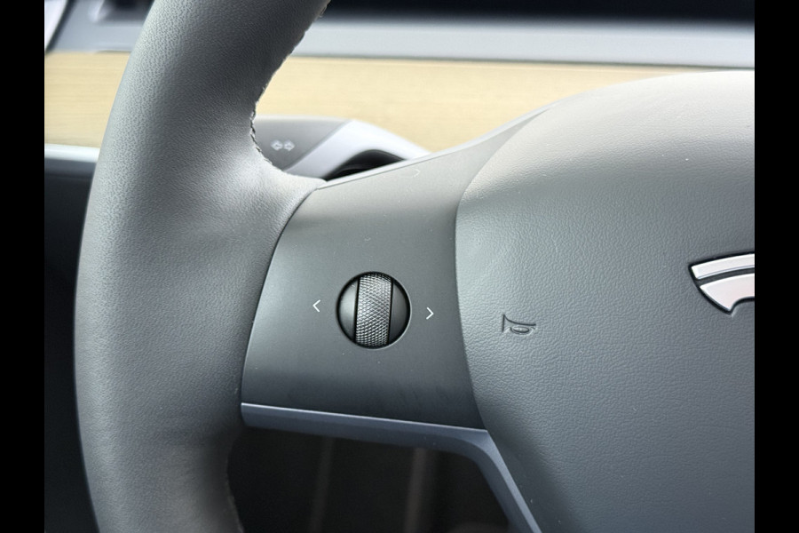 Tesla Model Y RWD 300PK LFP Accu Trekhaak Warmtepomp Leer Navi Ecc Adap.Cruise Panoramadak Camera's SOH 92,5% Stuur+Stoelverwarming Led Traffic-Aware Cruise Control Toybox Elek.Achterklep 1.600KG Trekgewicht 1e Eigenaar Origineel Nederlandse Auto