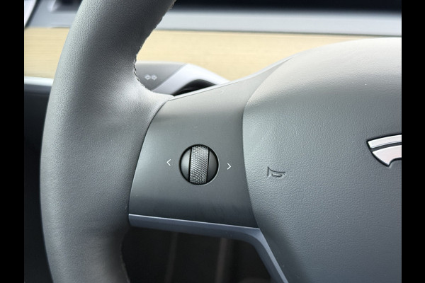 Tesla Model Y RWD 300PK LFP Accu Trekhaak Warmtepomp Leer Navi Ecc Adap.Cruise Panoramadak Camera's SOH 92,5% Stuur+Stoelverwarming Led Traffic-Aware Cruise Control Toybox Elek.Achterklep 1.600KG Trekgewicht 1e Eigenaar Origineel Nederlandse Auto