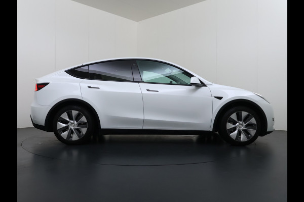 Tesla Model Y RWD 300PK LFP Accu Trekhaak Warmtepomp Leer Navi Ecc Adap.Cruise Panoramadak Camera's SOH 92,5% Stuur+Stoelverwarming Led Traffic-Aware Cruise Control Toybox Elek.Achterklep 1.600KG Trekgewicht 1e Eigenaar Origineel Nederlandse Auto