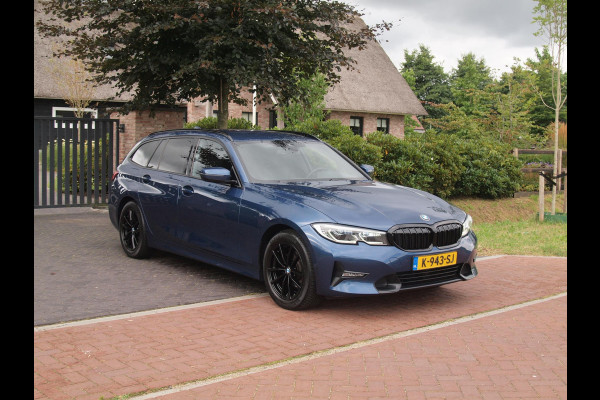 BMW 3 Serie Touring 318i High Executive | Camera | Sfeerverlichting | Apple Carplay | LED-Laser | NL-Auto |