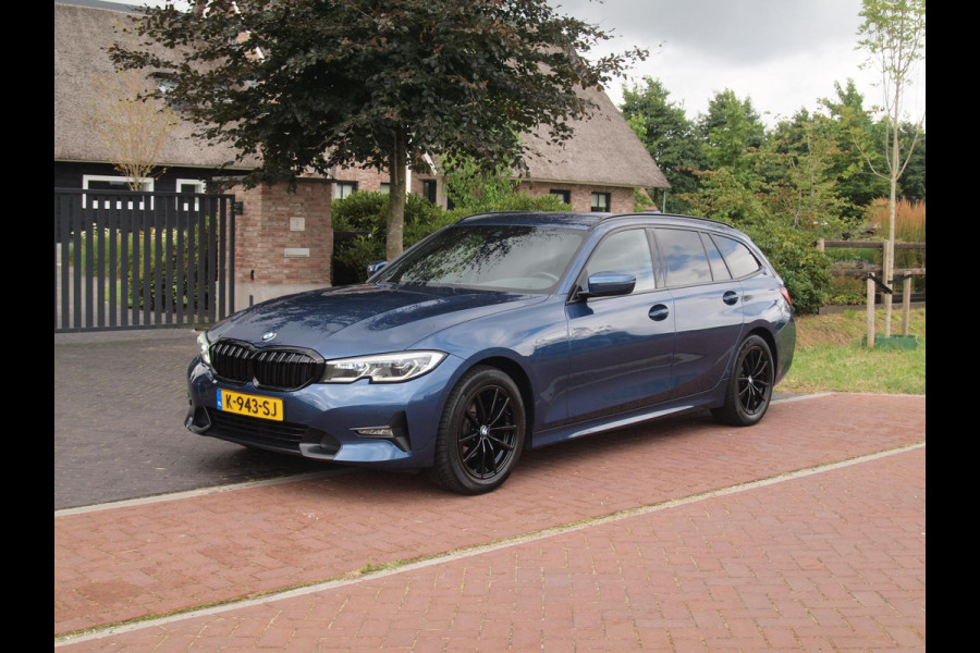 BMW 3 Serie Touring 318i High Executive | Camera | Sfeerverlichting | Apple Carplay | LED-Laser | NL-Auto |