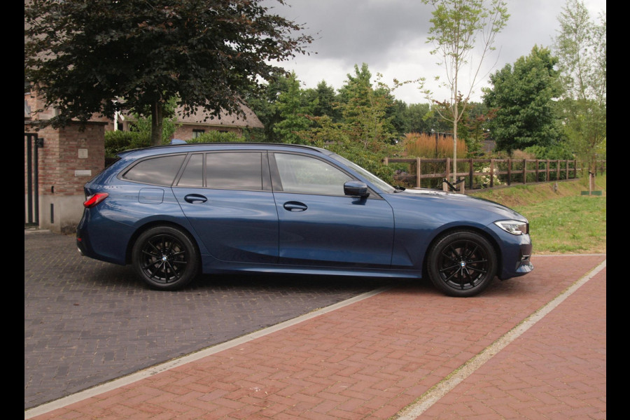 BMW 3 Serie Touring 318i High Executive | Camera | Sfeerverlichting | Apple Carplay | LED-Laser | NL-Auto |