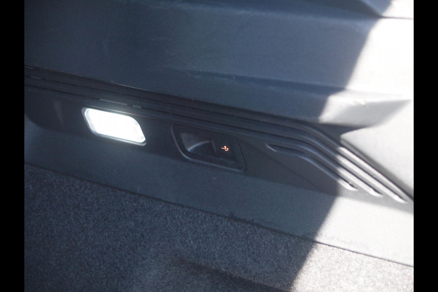 Volkswagen ID.4 Business 77 kWh | Camera | Trekhaak | Sfeerverlichting | Style Plus Pakket | NL-Auto |