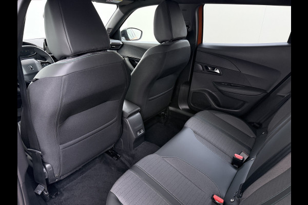 Peugeot e-2008 EV Allure 50kWh SOH 97% Two Tone 3D-Navi Stoelverwarming Apple Carplay Android Auto Ecc Cruise Control Regen-Lichtsensor Privacy Glas Keyless Connected-Apps DAB Bluetooth Led Lane Assist Isofix Dealeronderhouden 1e Eigenaar Origineel Nederlandse Auto