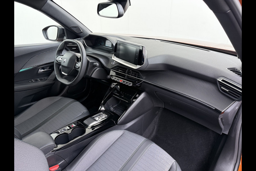 Peugeot e-2008 EV Allure 50kWh SOH 97% Two Tone 3D-Navi Stoelverwarming Apple Carplay Android Auto Ecc Cruise Control Regen-Lichtsensor Privacy Glas Keyless Connected-Apps DAB Bluetooth Led Lane Assist Isofix Dealeronderhouden 1e Eigenaar Origineel Nederlandse Auto