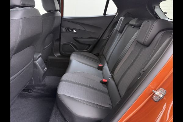 Peugeot e-2008 EV Allure 50kWh SOH 97% Two Tone 3D-Navi Stoelverwarming Apple Carplay Android Auto Ecc Cruise Control Regen-Lichtsensor Privacy Glas Keyless Connected-Apps DAB Bluetooth Led Lane Assist Isofix Dealeronderhouden 1e Eigenaar Origineel Nederlandse Auto