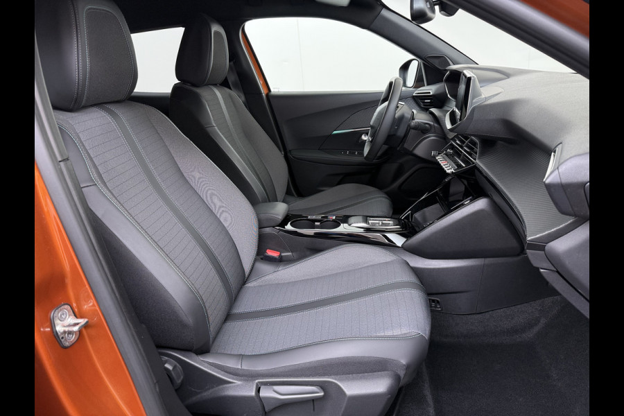 Peugeot e-2008 EV Allure 50kWh SOH 97% Two Tone 3D-Navi Stoelverwarming Apple Carplay Android Auto Ecc Cruise Control Regen-Lichtsensor Privacy Glas Keyless Connected-Apps DAB Bluetooth Led Lane Assist Isofix Dealeronderhouden 1e Eigenaar Origineel Nederlandse Auto