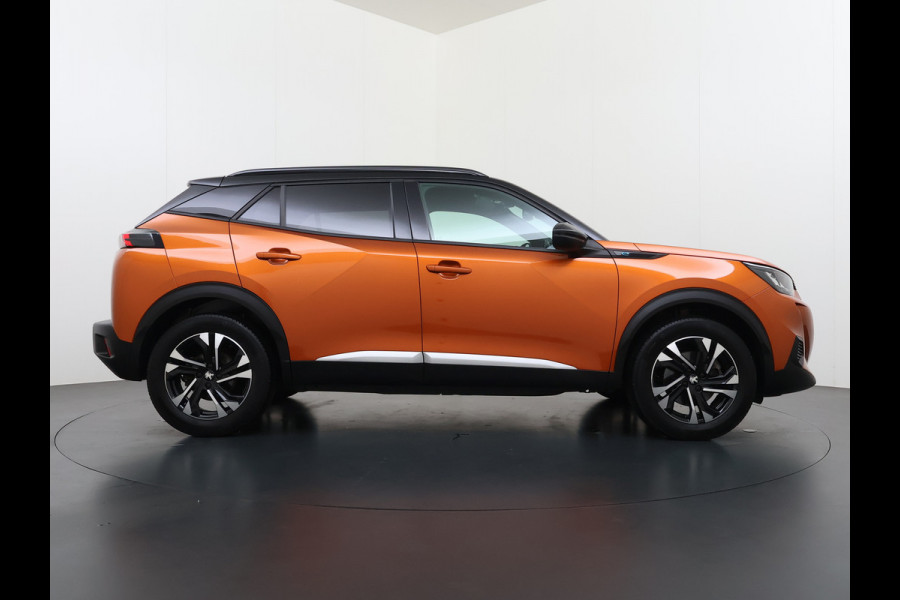 Peugeot e-2008 EV Allure 50kWh SOH 97% Two Tone 3D-Navi Stoelverwarming Apple Carplay Android Auto Ecc Cruise Control Regen-Lichtsensor Privacy Glas Keyless Connected-Apps DAB Bluetooth Led Lane Assist Isofix Dealeronderhouden 1e Eigenaar Origineel Nederlandse Auto