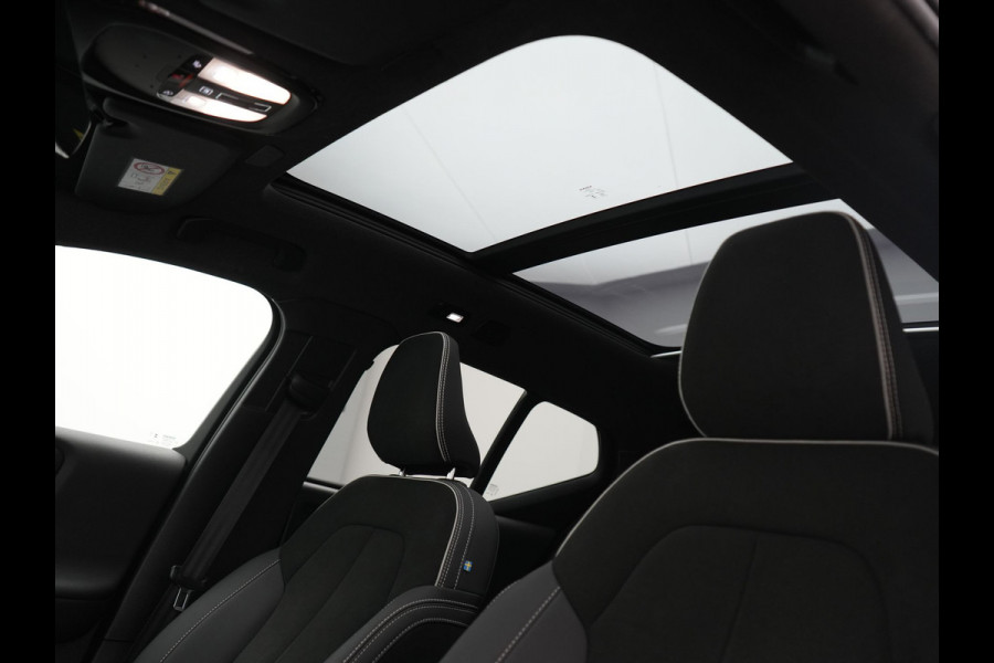 Volvo XC40 Recharge Ultimate 70 kWh 232pk Dealer O.H | Panodak | Adaptive Cruise | Harman / Kardon | 360 Camera | Alcantara Sportstoelen Memory & Verwarmd | Apple Carplay | Keyless | Stuurverwarming | BLIS | Google Assistant & Maps | Virtual | Navigatie | DAB | 20"L.M | Plug In Hybrid |