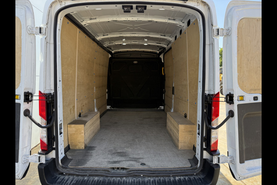 Ford Transit 2.0 TDCI 130PK L3H2 Airco Cruise control Parkeersensoren v+a Camera Voorruitverwarming