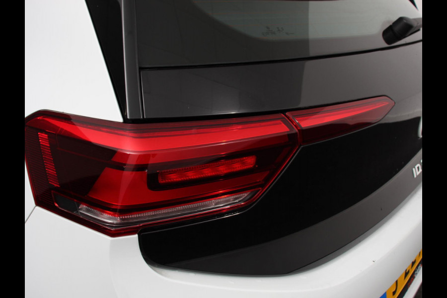 Volkswagen ID.3 First 58 kWh SOH 86% Navigatie Apple Carplay/Android Auto Adaptive Cruise Control Parkeersensoren Stoel- en stuurverwarming Lichtmetalen velgen Climate Control